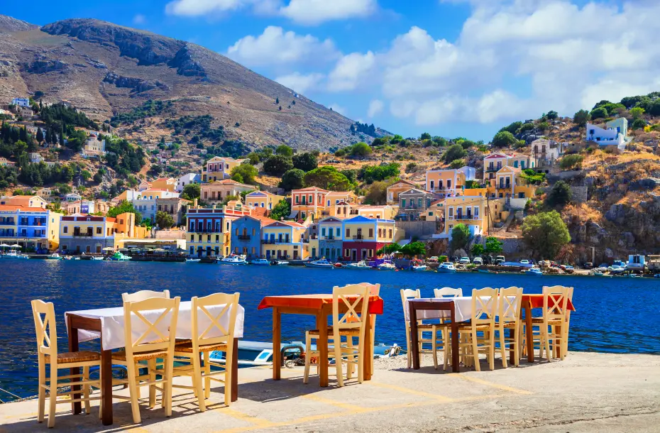 Tavernentische am Meer auf Symi