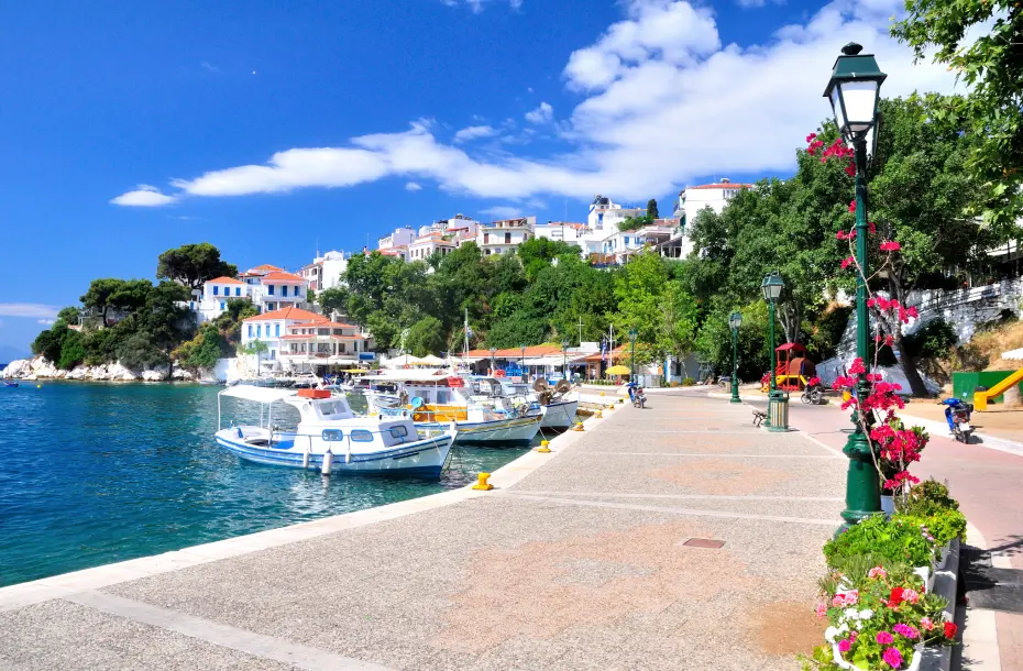 Blick auf den alten Hafen von Skiathos und seine malerische Promenade