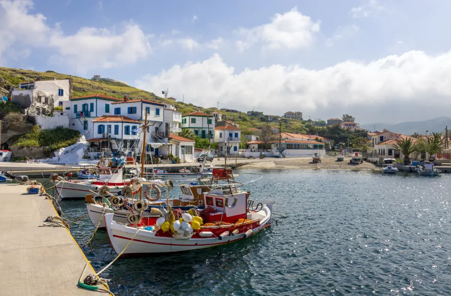 Kleiner Hafen von Agios Efstratios mit Fischerbooten