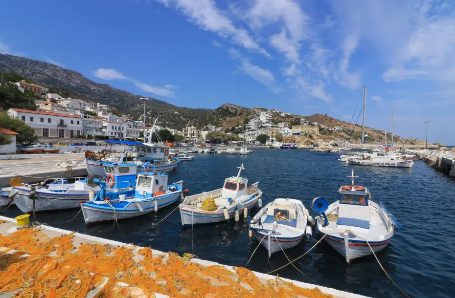 Fischerboote im Hafen von Agios Kirikos auf Ikaria