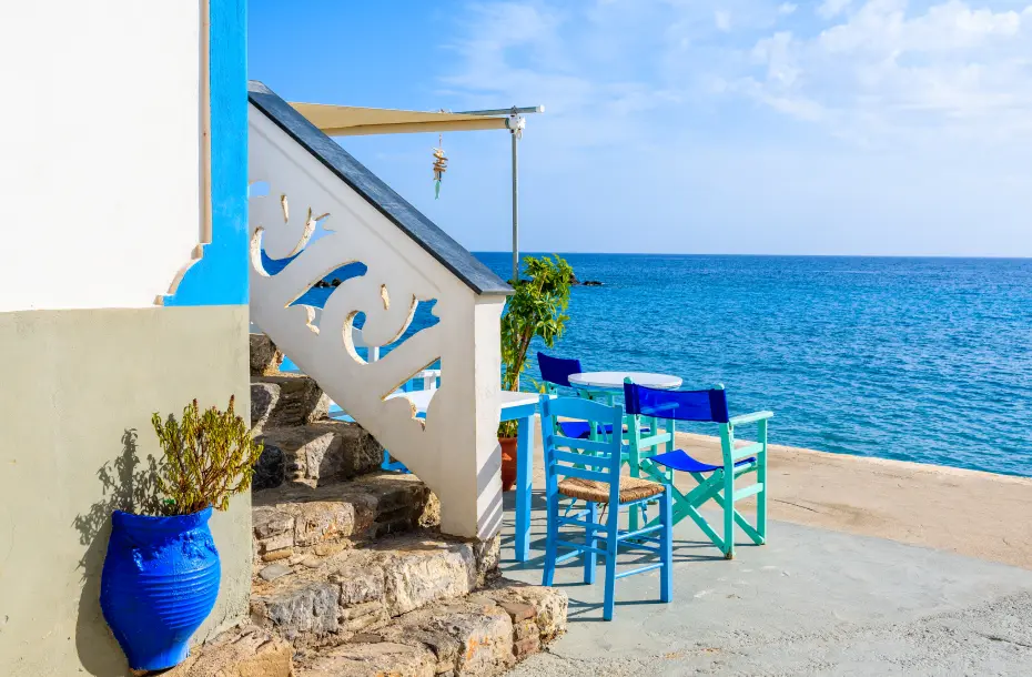 Traditionelle griechische Taverne mit Blick auf das Meer in Diafani, Karpathos