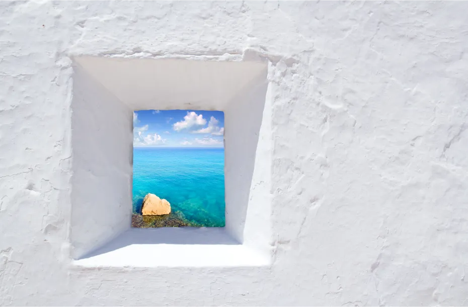 Blick auf Formentera aus einem kleinen Fenster auf Ibiza