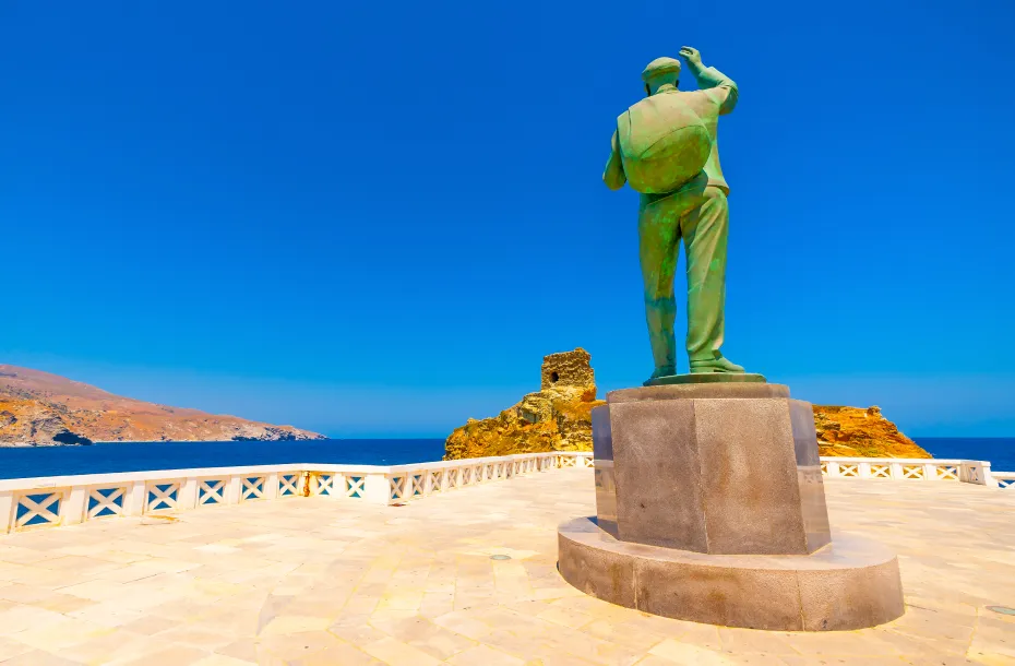 Skulptur des unbekannten Seefahrers in Andros Chora