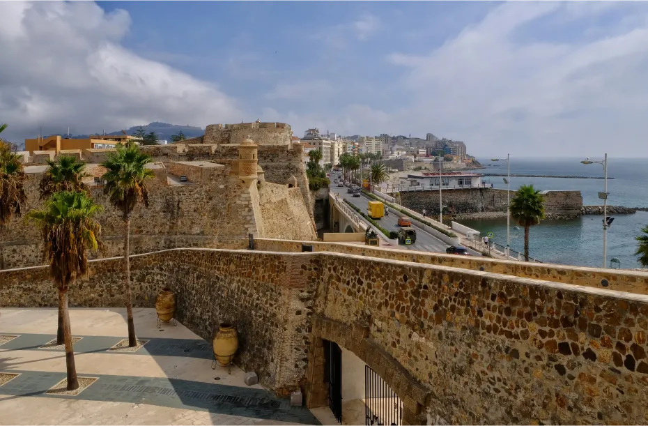 Die königlichen Mauern von Ceuta mit der Stadt im Hintergrund