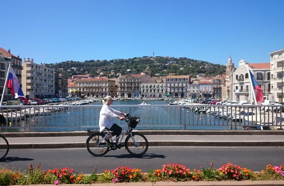 Frau fährt mit dem Fahrrad durch Sete, Frankreich