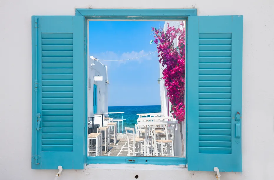 Blick durch ein Fenster in Paros