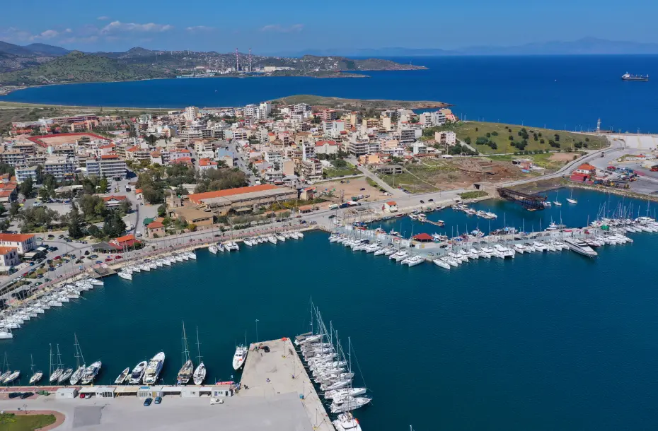 Luftbild des Hafens von Lavrio mit geparkten Yachten