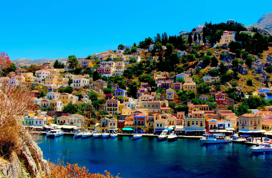 Der Hafen von Chalki mit traditionellen Fischerbooten und bunten Häusern