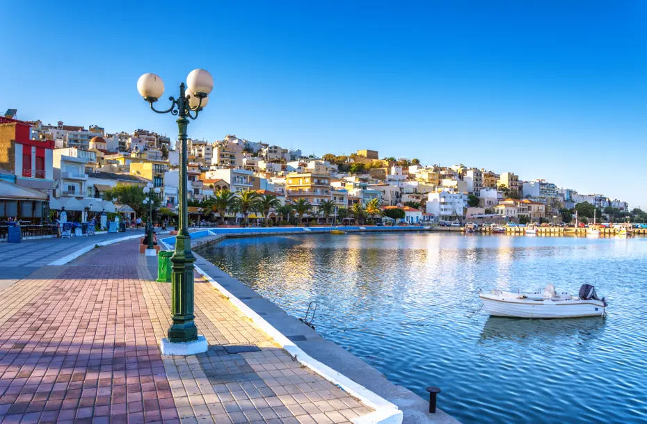 Blick auf die Promenade neben dem Hafen von Sitia auf Kreta