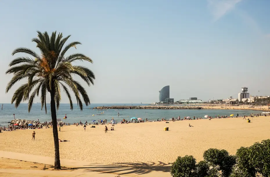 Der lange Strand von Barcelona neben dem Zentrum von Barcelona