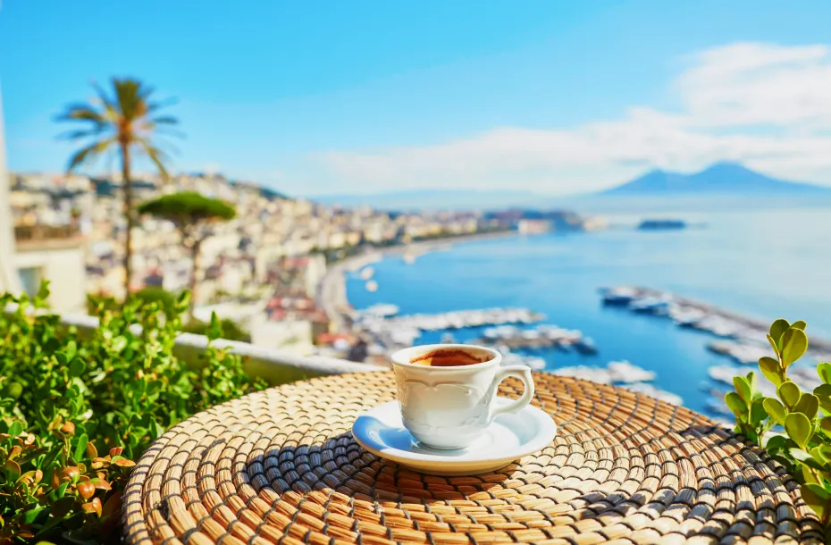 Espresso auf einer Terrasse in Neapel