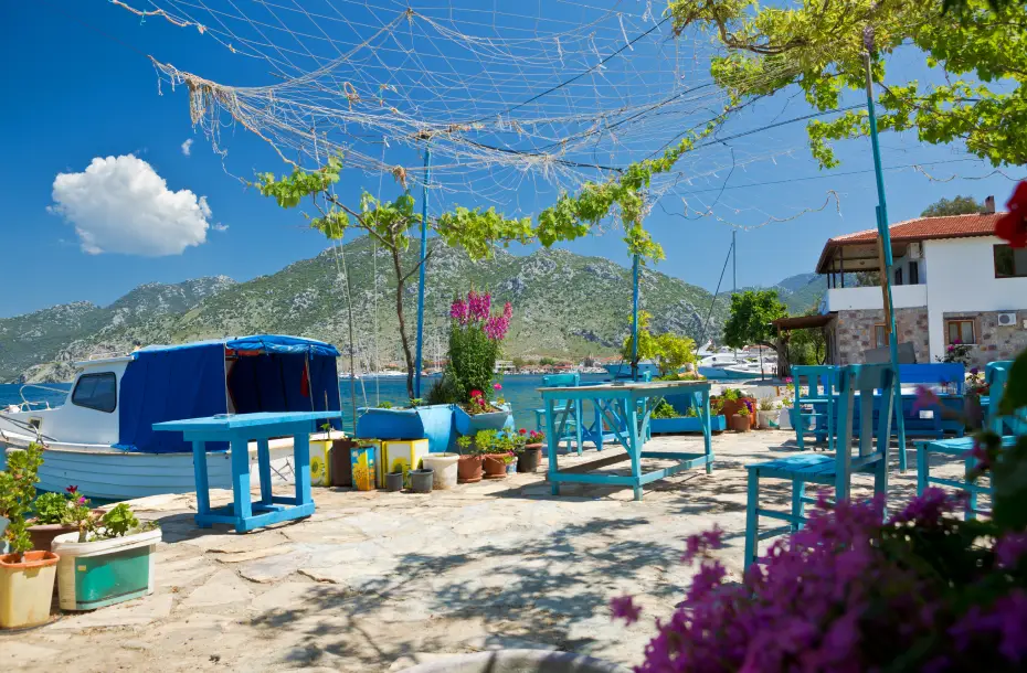 Schöne Aussicht auf einen kleinen Fischerhafen in Marmaris, Türkei