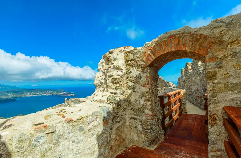 Blick auf den toskanischen Archipel von den Festungsmauern in Portoferraio, Elba