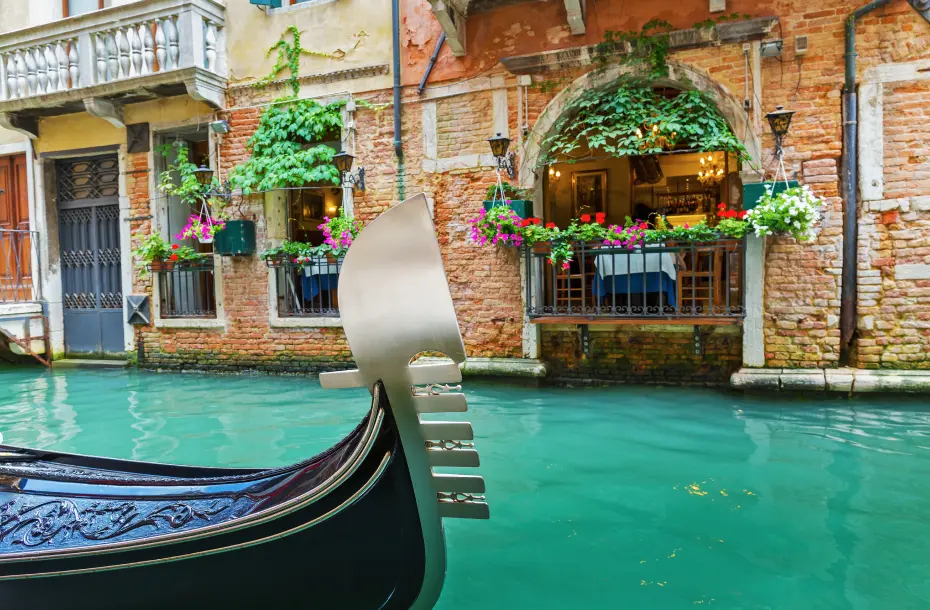 Charmantes Café in den Kanälen von Venedig, Italien